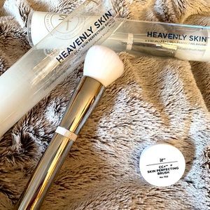 It Cosmetics Heavenly Skin CC+ Skin-Perfecting Brush #702